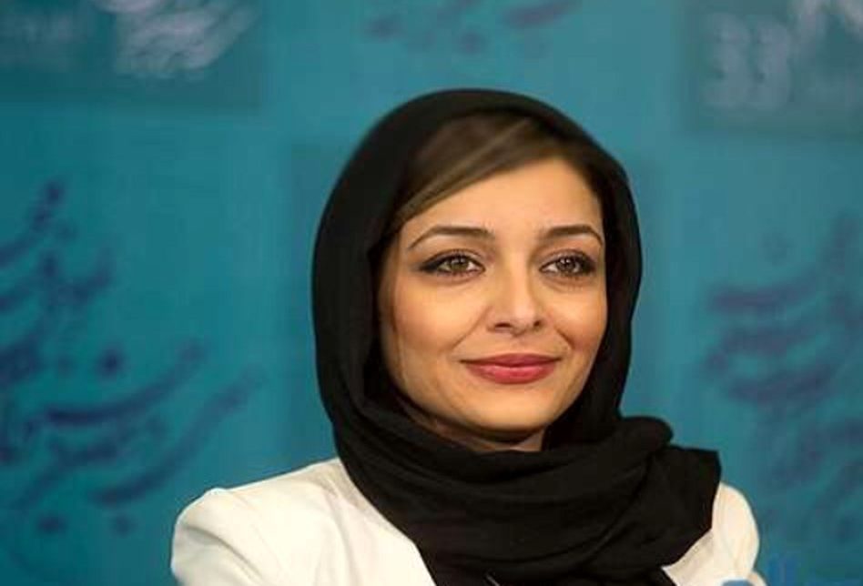 نگاهی به دکوراسیون لوکس خانه ساره بیات / از گلدان زیبای گل های آفتاب‌گردان تا قاب های خاص و منحصر بفرد