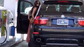 سلنا گومز با کمک یک پاپاراتزی موفق به زدن بنزین شد!