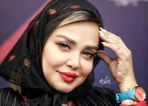 تصویری از ژست جدید بهاره رهنما در یک کافه 