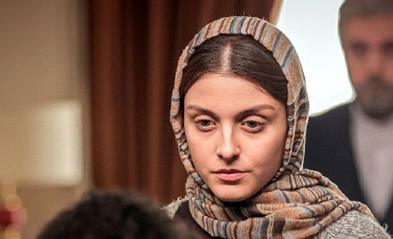 تیپ هالیوودی خانم بازیگرِ زخم کاری کنار برج ایفل