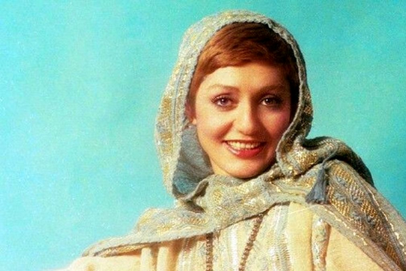 سفر در زمان  گوگوش و چنگیز وثوقی در نمایی از فیلم نازنین در سال 1355 