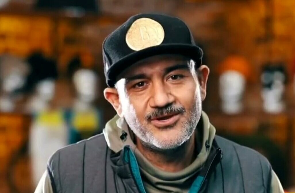 نگاهی به آشپزخانه ایرانی پسند خانه مهران غفوریان؛ از لوازم خانگی برند و چیدمان خاص تا رنگ کابینت‌ها و لوستر شیک/ سلیقه بیسته بیست+ عکس