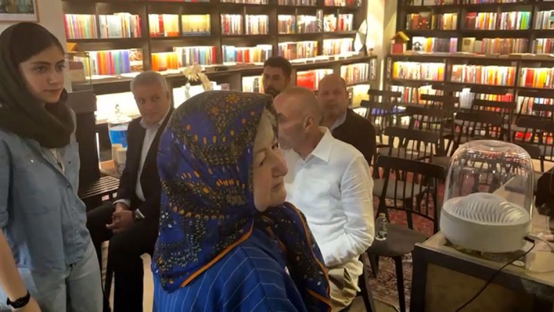 حضور فریده نوروزی، معروف به مادربزرگ استقلالی در مراسم کتاب آبی آنتیک 