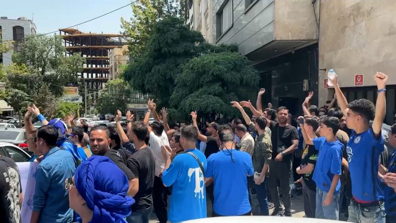 محمود بابایی هدف اصلی شعارهای تند هواداران استقلال 