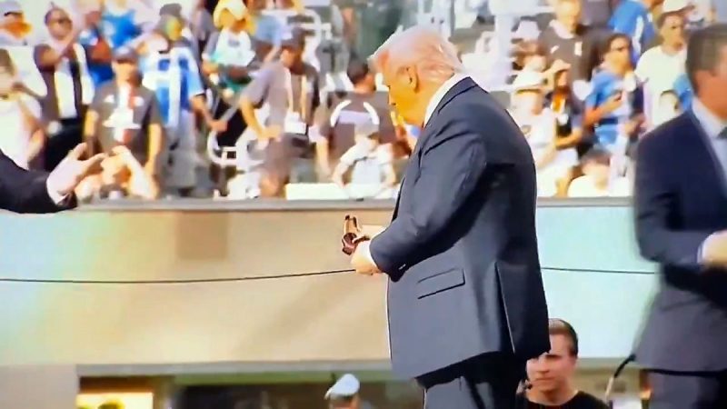 وقتی ترامپ مدال جام جهانی باشگاه‌ها را با خودش به خانه می برد! 