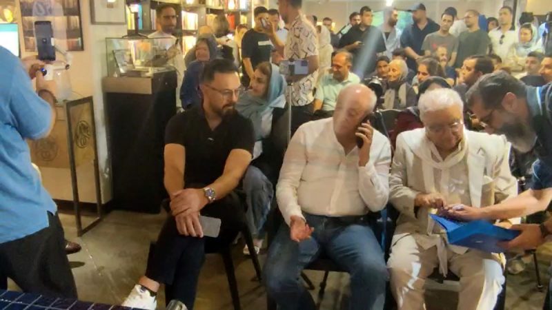 حضور فریبا و پاشازاده و مردم در مراسم رونمایی از کتاب آبی آنتیک 