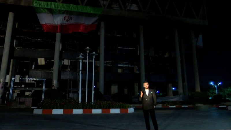 فوتبال برتر از مقابل ساختمان شیشه‌ای صداوسیما شروع کرد 