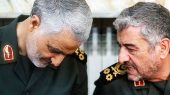 عکس؛ سفر به تاریخ؛ «سردار سلیمانی» در حال کوه‌پیمایی در کنار «رهبر انقلاب» در کرمان؛ سال ۱۳۸۴