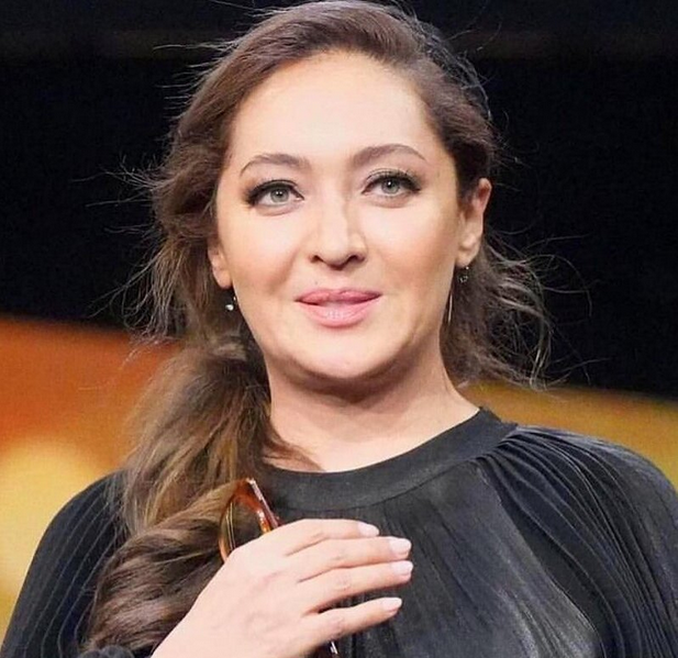 عکس/ استایل کلاسیک نیکی کریمی در دفتر کارش