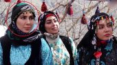 عکس/ کافه گردی شیدا یوسفی با استایل رنگارنگ و تابستانی 