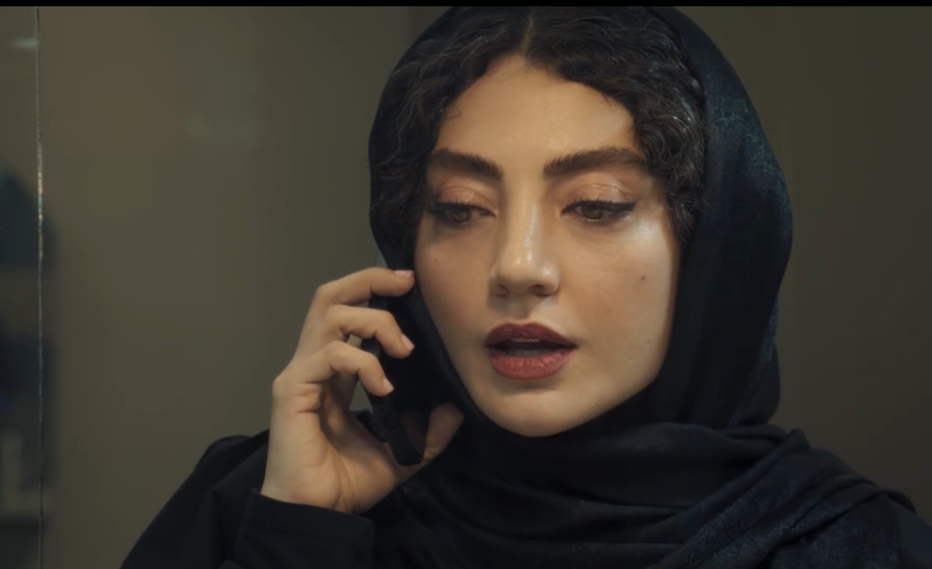 عکس/ پرتره‌ای زیبا و متفاوت از هلن نقی‌لو در حال آرایش کردن